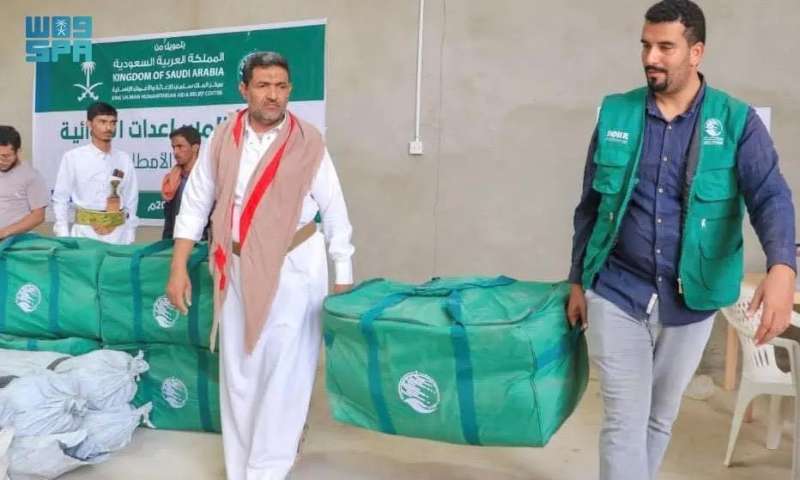 مركز الملك سلمان للإغاثة يوزع مساعدات ايوائية للمحافظات اليمنية المتضررة من السيول والأمطار