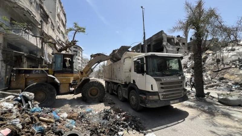 حملة عاجلة لجمع النفايات من غزة تخفيفًا للأزمة الصحية والبيئية