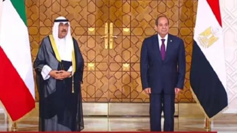 لحظة استقبال الرئيس السيسي لأمير الكويت خلال زيارته الرسمية لمصر (فيديو)