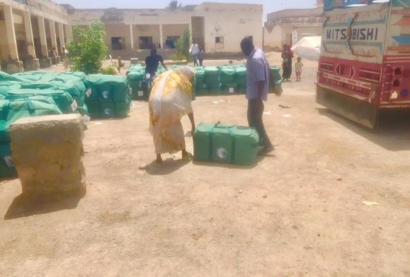مركز الملك سلمان للإغاثة يوزع آلاف من الحقائب الإيوائية والسلال الغذائية في ولايات جمهورية السودان