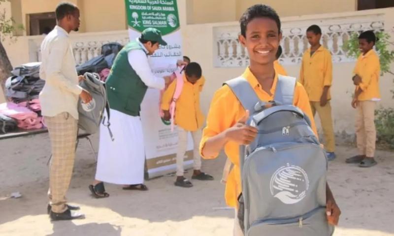 مركز الملك سلمان للإغاثة يوزع 21 ألف حقيبة تعليمية للطلاب والطالبات في إقليم بنادر بمقديشو في الصومال