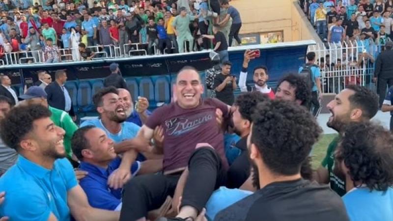 جماهير المحلة تحتفل بـ أحمد عيد بعد التأهل للممتاز (فيديو)