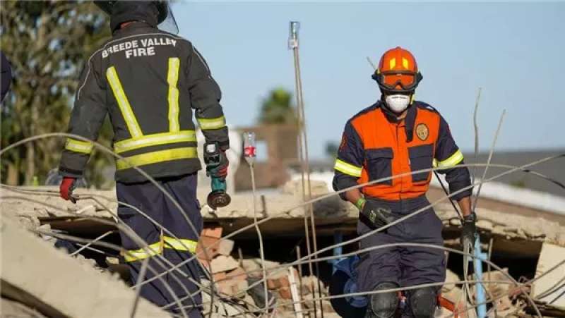 44 عاملا ما زالوا مفقودين بعد أيام من انهيار مبنى في جنوب أفريقيا