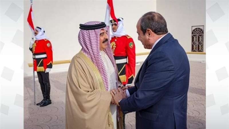 شاهد، ترحيب كبير من ملك البحرين للرئيس السيسي بمقر القمة العربية