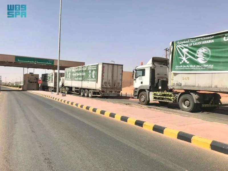330 شاحنة إغاثية مقدمة من مركز الملك سلمان للإغاثة تعبر منفذ الوديعة الحدودي متوجهة إلى اليمن