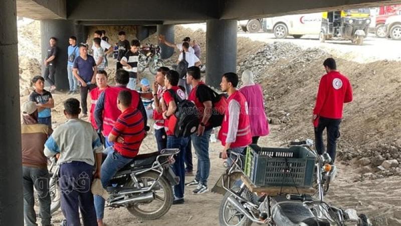 فرق الهلال الأحمر تتواجد بموقع حادث أبو غالب للمساعدة في أعمال الإنقاذ ( صور)
