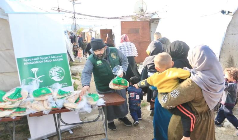 مركز الملك سلمان للإغاثة يوزع آلاف من أربطة الخبز للأسر اللاجئة في شمال لبنان