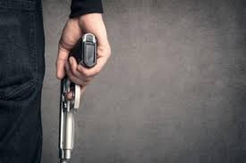 مدرس يحمل سلاحا ناريا داخل مدرسة بسوهاج.. اعرف السبب