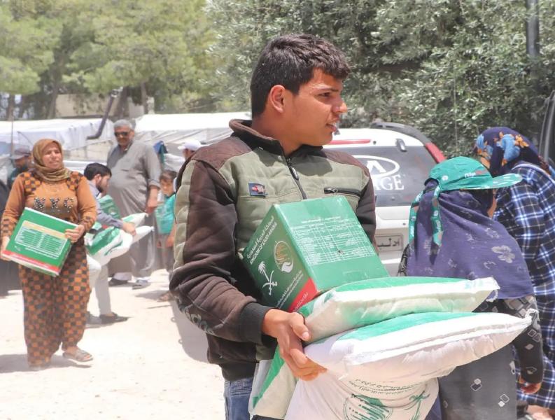 مركز الملك سلمان للإغاثة يدشن المرحلة الثانية من مشروع توزيع مساعدات متنوعة للسكان المتضررين من الزلزال في سوريا