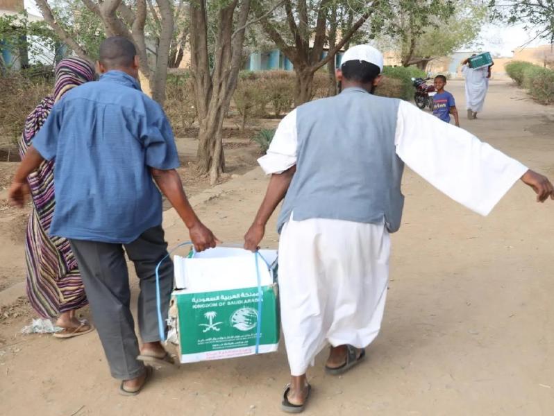 مركز الملك سلمان للإغاثة يوزع حقائب إيوائية ومساعدات إنسانية وسلال غذائية في ولايات السودان