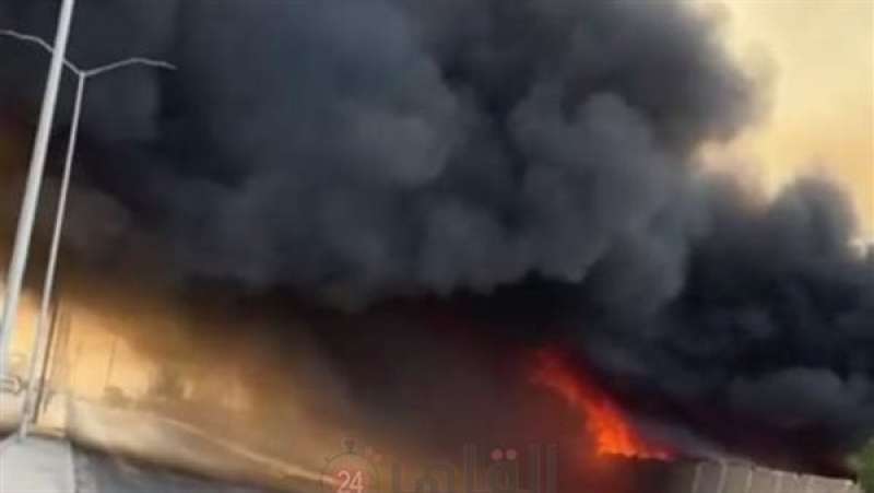 حريق يلتهم مخزن خردة بالمنطقة الصناعية السادسة بأكتوبر | صور