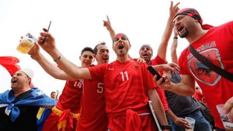 جماهير ألبانيا تكسر ”مكرونة إسباجيتي” قبل مواجهة إيطاليا باليورو (فيديو)