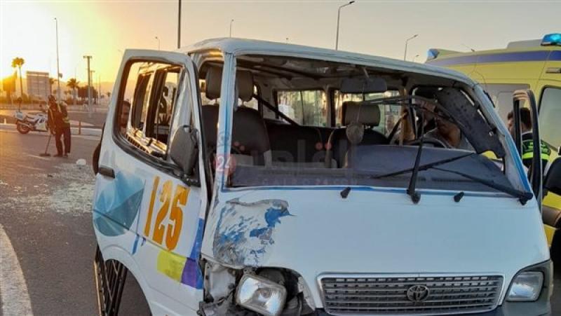 إصابة 11 شخصا في حادث تصادم سيارتين ميكروباص بجنوب سيناء