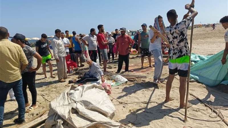إزالة 23 خيمة مخالفة على شواطئ دمياط الجديدة