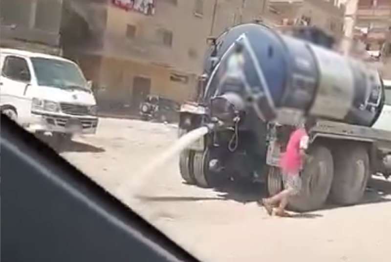 كشف ملابسات تداول مقطع فيديو يتضمن قيام قائد سيارة صرف صحى بتفريغ حمولة السيارة بإحدى المناطق بالقاهرة